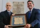 Orrego distinguió al tenor José Carreras como huésped de honor en el Teatro del Bicentenario