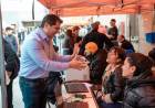 Orrego recorrió San Juan Cerca en Rawson, con servicios y trámites para las familias