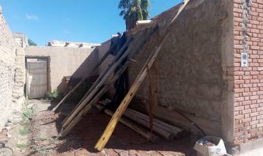 Madre con dos hijos menores y  el peligro de derrumbe en su casa: “Hace dos años y medio que estoy así, y no me han dado solución