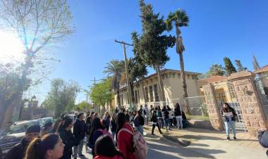Alumnos de la Escuela Normal de Jáchal cortan la calle de ingreso por tiempo indeterminado en protesta por la falta de respuesta a los pedidos de mejoras edilicias