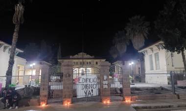 Protesta Alumnos Escuela Normal de Jáchal. Vigilia: “La Escuela se nos cae y queremos respuestas”