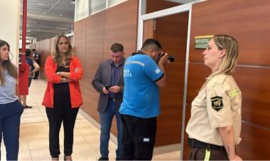 Denuncian a ex funcionaria que destruyó documentación: "estamos limpiando la oficina para la nueva jefa"