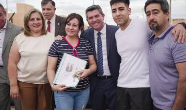 El gobernador Orrego entregó  las llaves de 57 viviendas a familias de San Martín