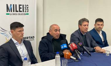 En conferencia de prensa el Senador  Bruno Olivera (LLA),  renunció al aumento de sueldo