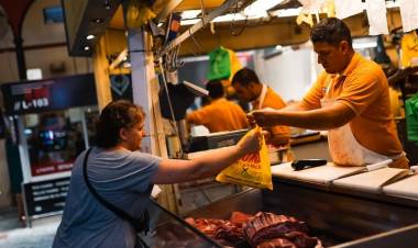 Una familia tipo necesitó ganar en abril 828.158 pesos para no ser pobre