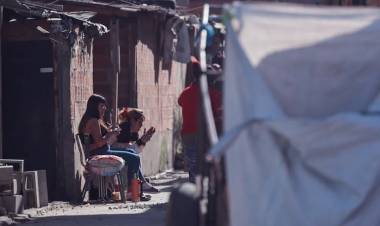 Según el Observatorio de Deuda Social de la UCA, el 55 por ciento de la población es pobre y uno de cada cinco argentinos ya es indigente