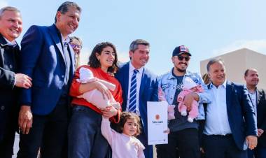 El Gobernador Orrego entregó 56 viviendas en Pocito