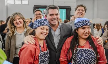 El gobernador Marcelo Orrego visitó la muestra Aprender y Producir