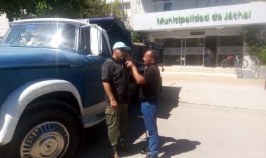 Protesta de camionero Jachallero en la puerta de la Municipalidad: “No doy más, hasta acá nomás llegué”