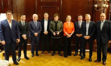 Milei se reunió con gobernadores de Juntos por el Cambio para intentar apoyo al Presupuesto 2025