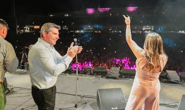 El Gobernador Orrego cantó junto a Giselle Aldeco en el cierre Fiesta Nacional del Sol 2024
