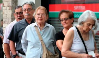 El Gobierno dio a conocer el aumento de jubilados y pensionados para diciembre: cuánto cobrará la mínima