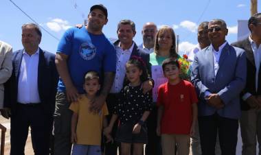 Valle Fértil: Orrego entregó 74 viviendas y anunció la culminación de obras hídricas clave
