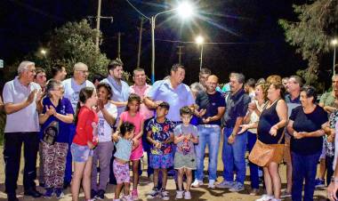 La calle Almazán brilla con la nueva iluminación pública