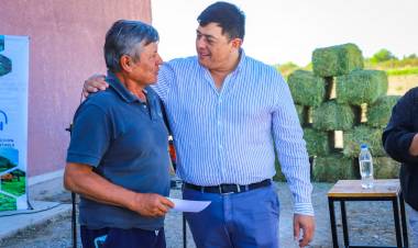 Entrega de materiales y forraje a productores Jachalleros
