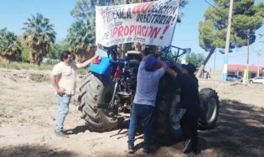Vecinos de Angaco se movilizaron contra el Intendente Castro en protesta por las expropiaciones