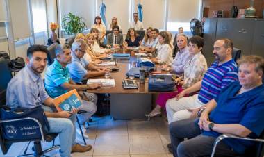 El Gobierno presentó una propuesta de mejora salarial para docentes y empleados públicos