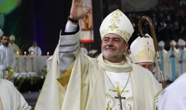 Obispo Carlos María Domínguez, denunciado por abusos, renunció por “acciones indebidas” contra “personas adultas”