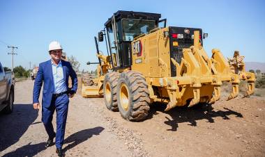 Orrego supervisó el inicio de la obra de pavimentación de la calle Alfonso XIII en Rawson