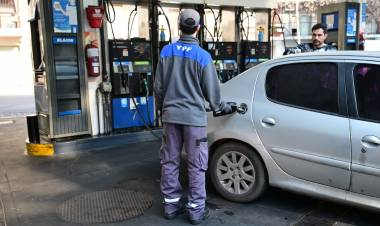 YPF bajará 4% los precios de la nafta y el gasoil a partir de este jueves