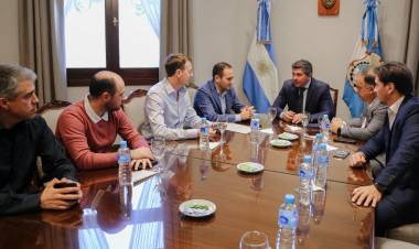 Orrego encabezó la firma de un contrato clave para la transformación energética de San Juan