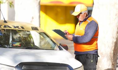 La Secretaría de Tránsito y  Transporte realiza controles para verificar taxis y remises autorizados