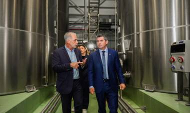 Orrego participó de la inauguración de una planta modelo de envasado de aceite de oliva en Sarmiento
