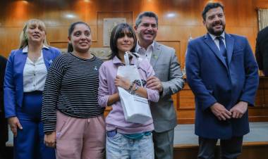 El gobernador encabezó una nueva entrega de audífonos, anteojos y subsidios para implantes cocleares