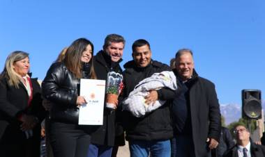El gobernador Orrego entregó viviendas a familias de Calingasta