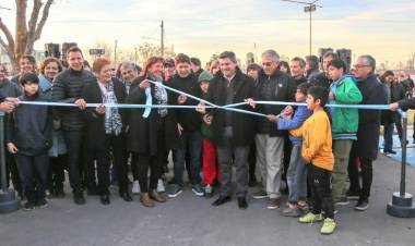 Orrego inauguró el pavimento en barrios de Santa Lucía