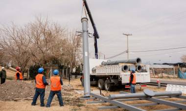 Trasladaron las primeras megaestructuras para convertir a la Circunvalación en la primera ruta solar del país y empezó su montaje