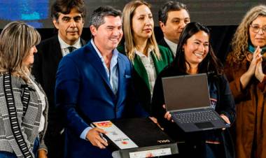 El gobernador entregó notebooks a docentes de primaria en la primera etapa del programa “maestro de américa, cultivando el futuro”