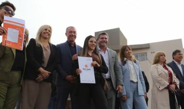 El gobernador Orrego entregó 260 viviendas en Capital
