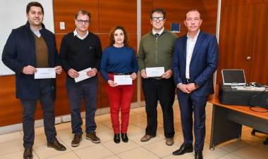 Entregaron cistoscopios para estudios de urología en hospitales provinciales