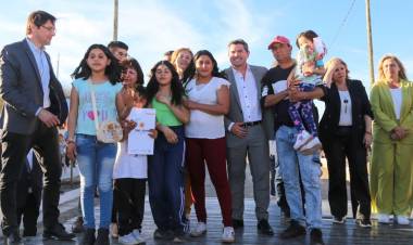 Cumpliendo el sueño de la casa propia: Orrego entregó un nuevo barrio en San Martín