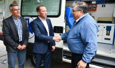 El ministro de Salud de San Juan entregó una ambulancia a Ullum y recorrió las obras del centro de Salud