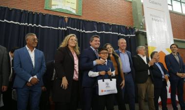 En Valle Fértil: Orrego inauguró obras claves para los vecinos y entregó computadoras a maestros y estudiantes