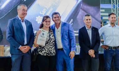 El gobernador Orrego participó de la entrega de anteojos y elementos para la salud ocular y auditiva