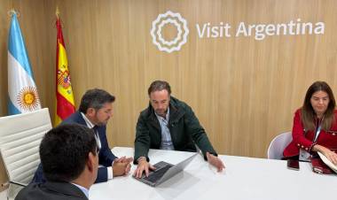 En España, el gobernador se reunió con operadores turísticos del sector privado
