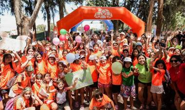 El gobernador Orrego visitó la colonia de verano de Santa Lucía