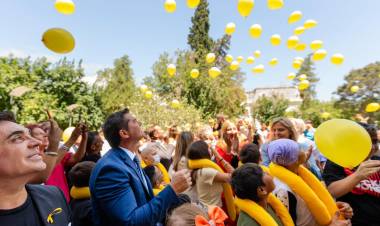 El Gobernador Orrego acompañó la suelta de globos por el Día de la Lucha contra el Cáncer Infantil