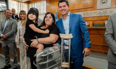 El Gobernador encabezó la primera entrega de audífonos y elementos ortopédicos del 2026