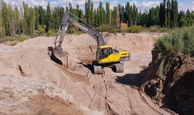 Gran despliegue de Hidráulica para desobstruir cauces y pasantes afectados por las crecientes