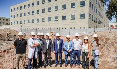 El gobernador Orrego recorrió la construcción de nuevos consultorios en el Hospital Rawson