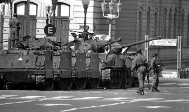 Vivir el golpe: el ruido de la calle y el humor social de un país que se despertó “bajo el control operacional de la Junta Militar”