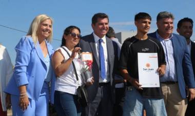 Orrego entregó casas en Sarmiento y anunció la pavimentación de una calle clave en el departamento