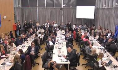 Ley de Glaciares: el oficialismo logró dictamen y buscará aprobar la modificación este miércoles en Diputados