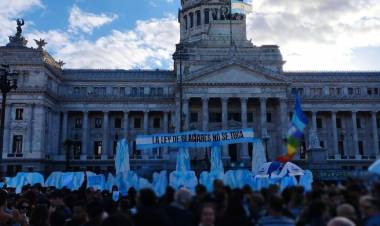 Ambientalistas lanzan demanda masiva contra reforma de la ley de glaciares