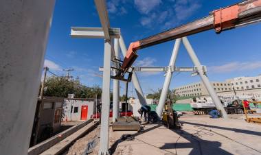 Los nuevos Consultorios Externos del Hospital Rawson ya toman forma: comenzó el montaje de la estructura principal