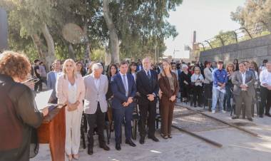 El gobernador Orrego participó del homenaje por el aniversario del Holocausto y el Levantamiento del Gueto de Varsovia